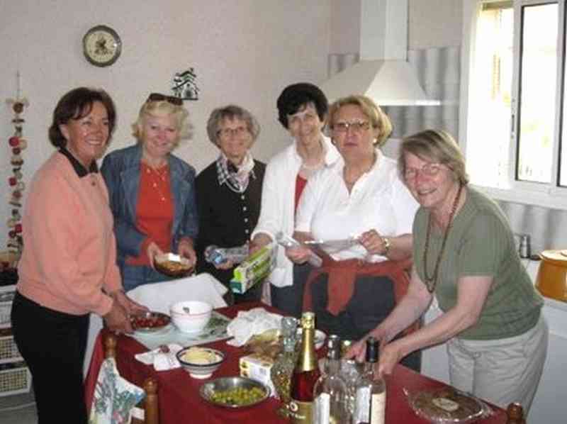 03_IMG_3540 (Ricordel).jpg - On prépare les dernières agapes.